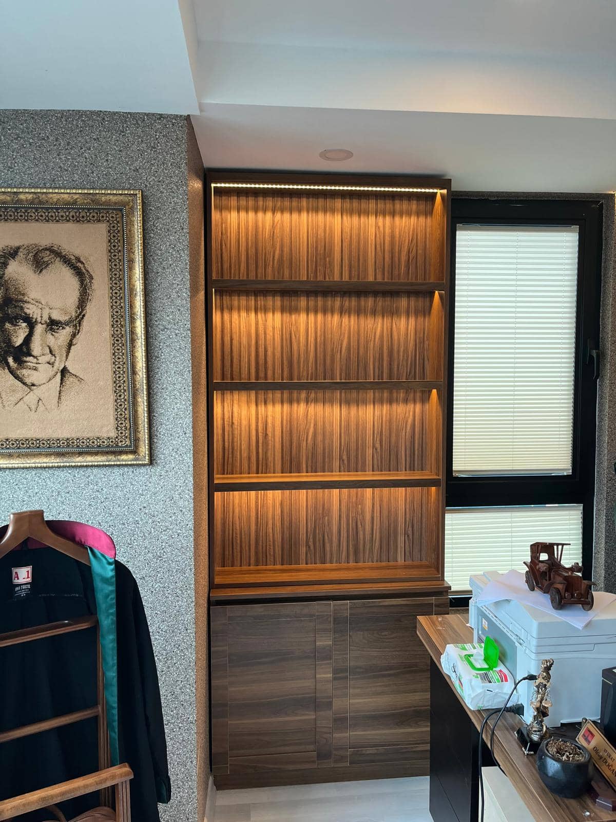 Ofis Kitaplığında LED Raf Aydınlatması ( İç Tasarım)